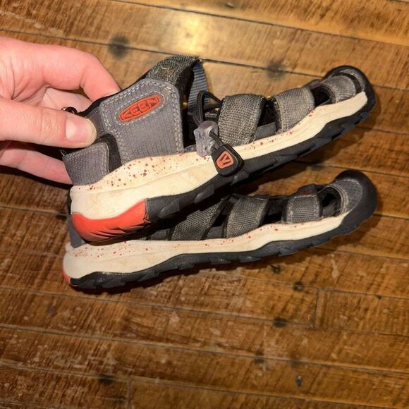 Keen gray & orange sz4 closed toe gorpcore hiking sandals - Picture 4 of 5